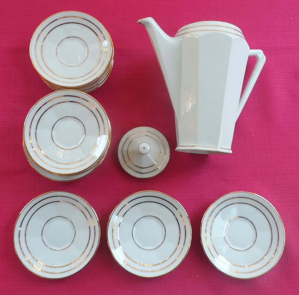 1 cafeti&egrave;re et 12 sous-coupes neuves de belle qualit&eacute;
Cuisine