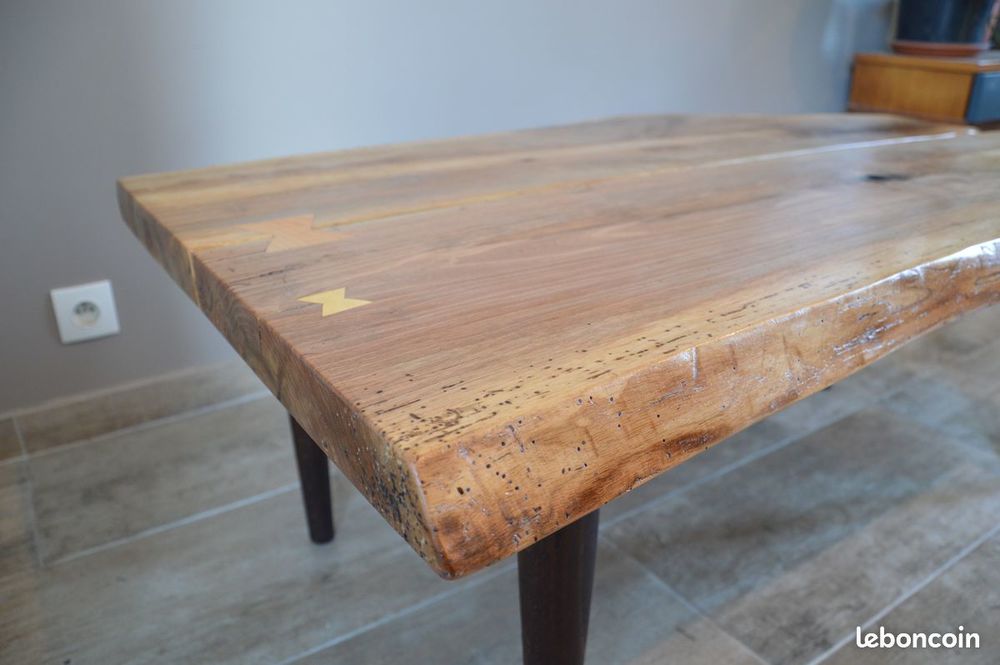 Table basse en noyer massif bords live edge, avec papillons Meubles
