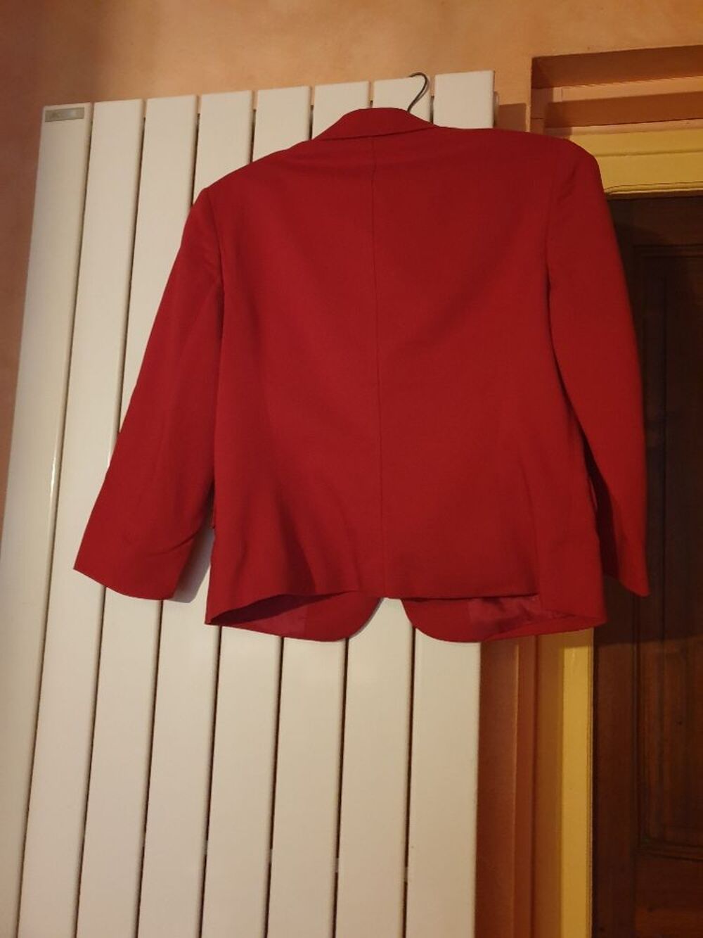Ensemble rouge, veste et jupe, chic, vintage.
Vtements