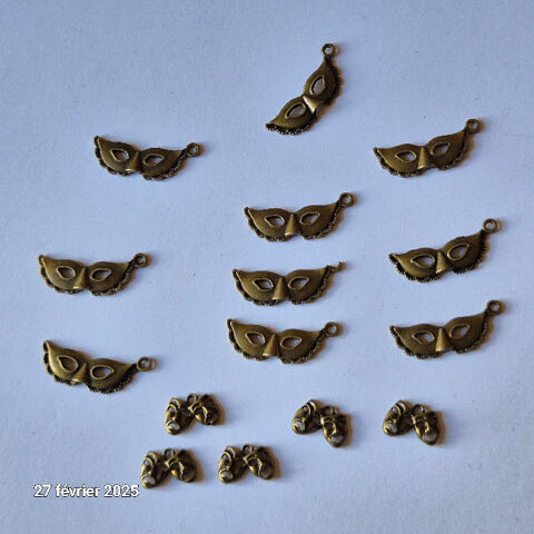 Lot de 15 breloques, m�dailles en m�tal , neufs, sur le th�m 4 Saumur (49)