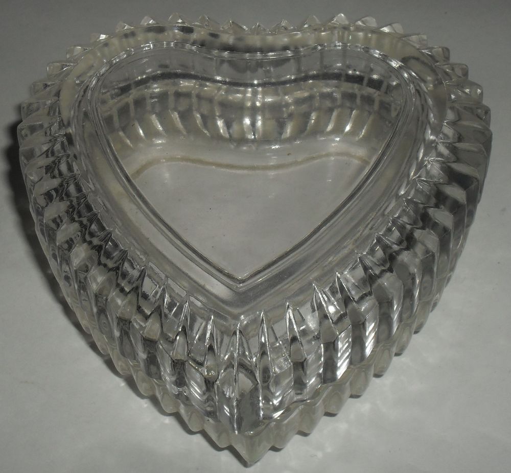 Bo&icirc;te &agrave; Bijoux en forme de c?ur. Bijoux et montres