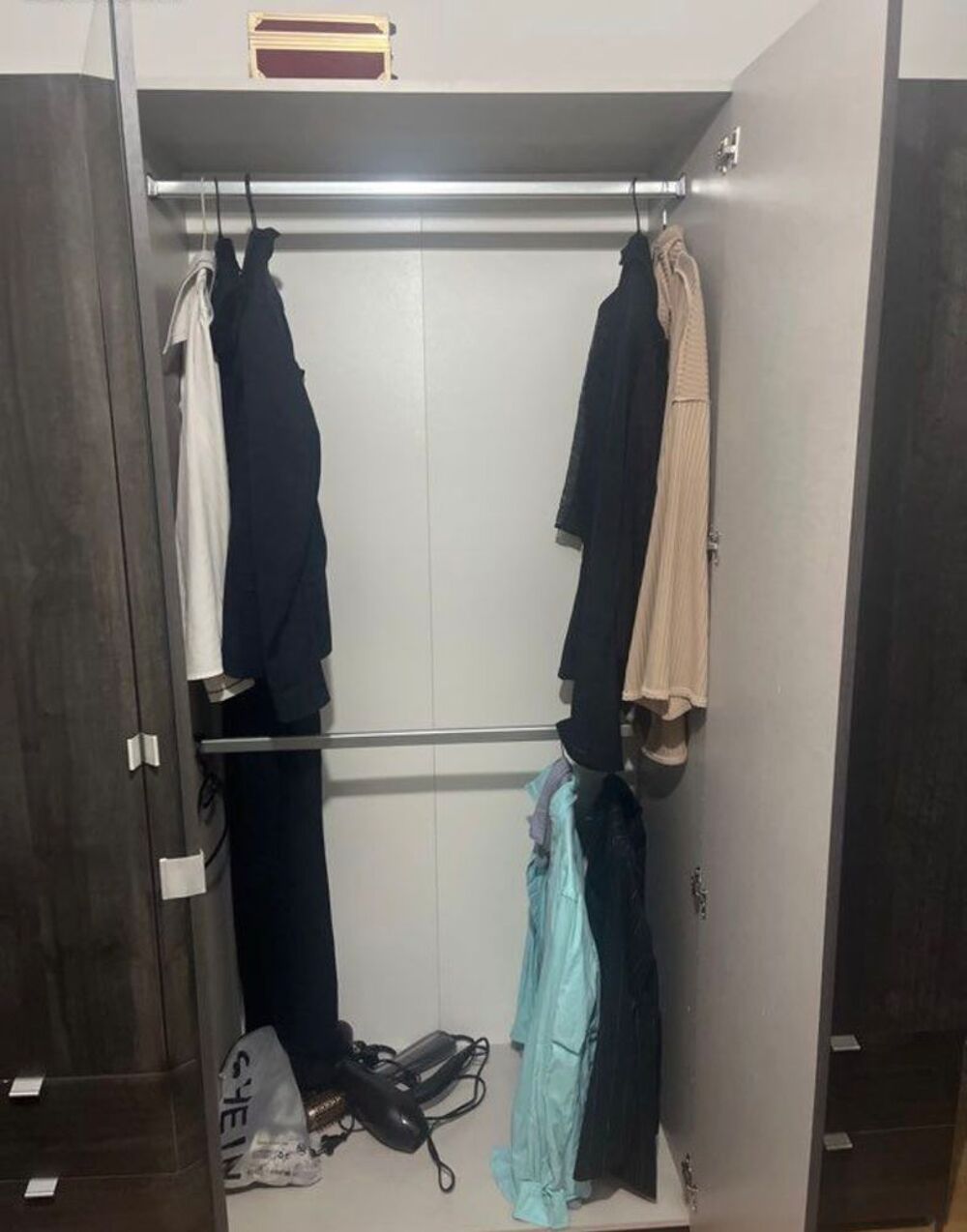 Armoire en bois avec des portes miroir Meubles
