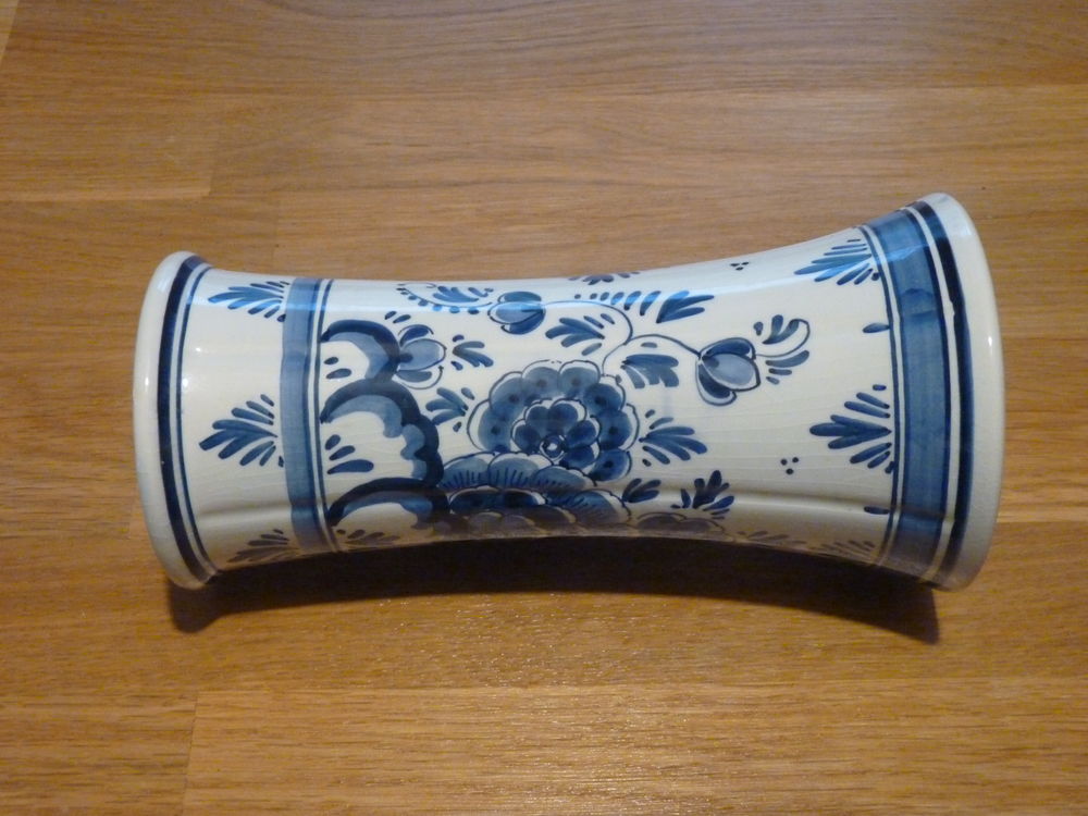 Vase Delft .Fabriqu&eacute; en Hollande. D�coration