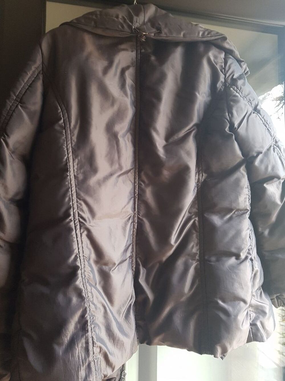 Veste/Doudoune marron matelass&eacute; serr&eacute;e &agrave; la ceinture Vtements