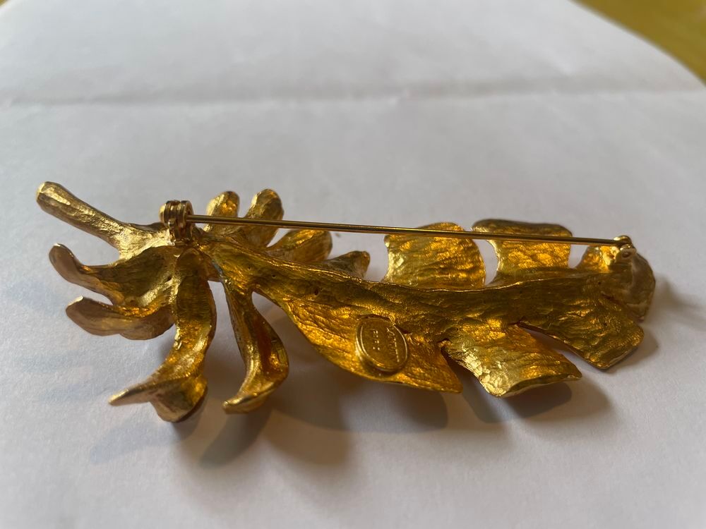 Broche feuille dor&eacute;e strass crystal LANVIN Bijoux et montres