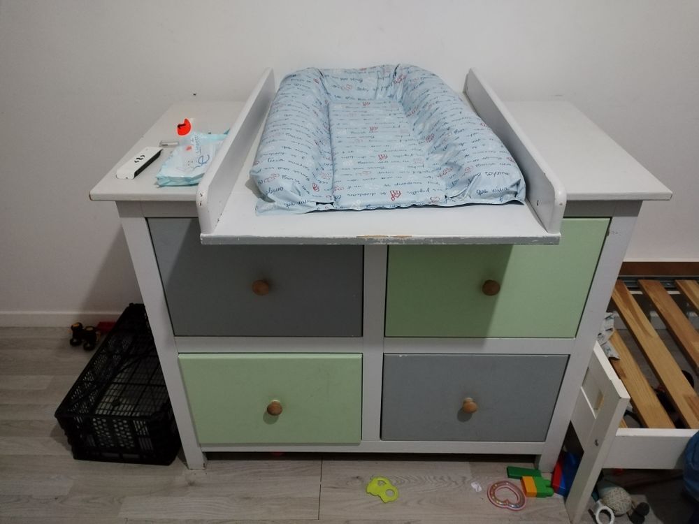 meuble de rangement qui fait aussi table a langer Puériculture