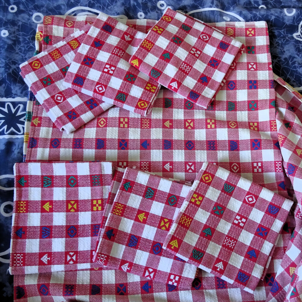 nappe et serviettes &agrave; carreaux rouges Cuisine