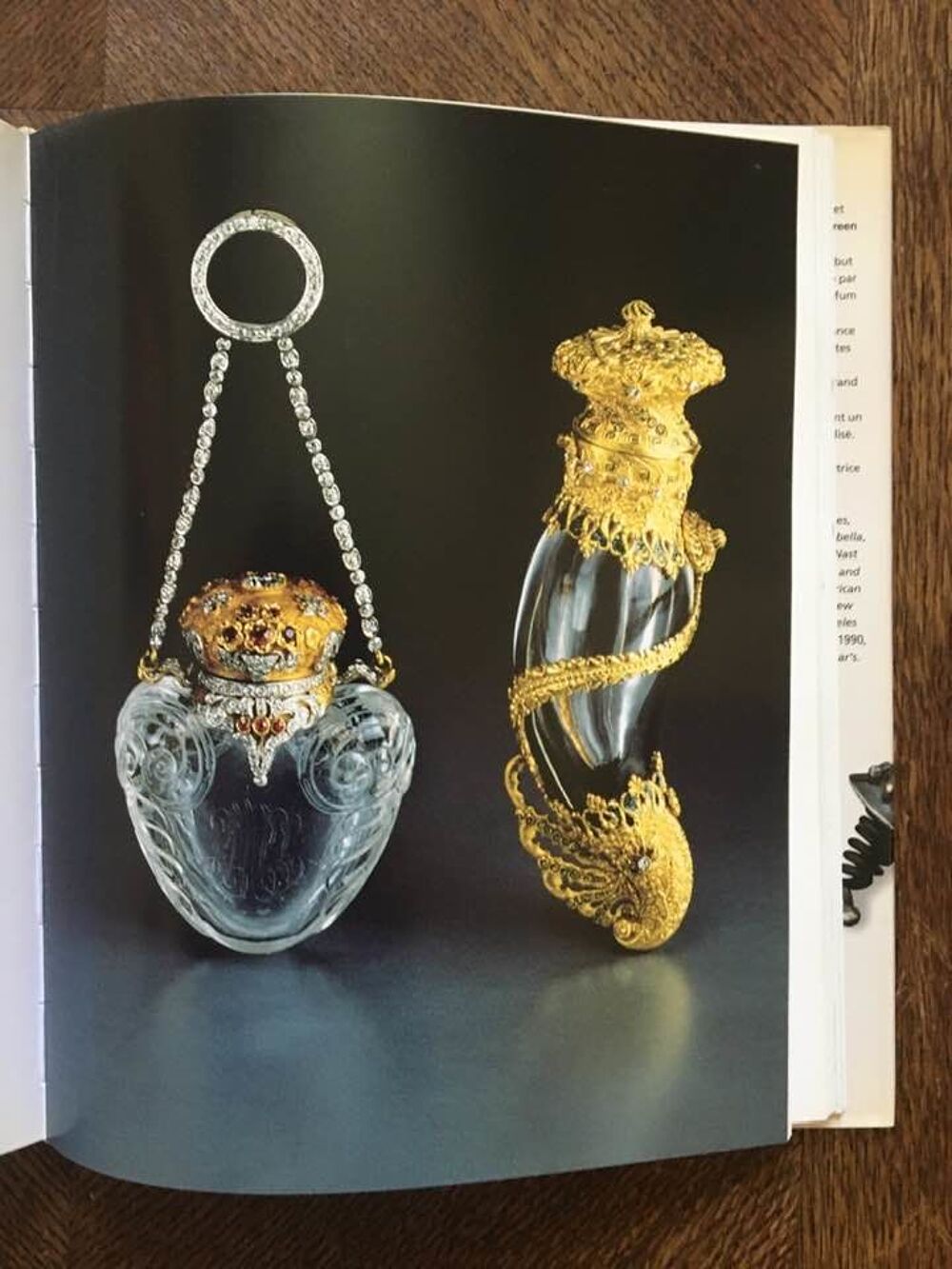 Beaux et anciens livres comme neuf sur les bijoux parfum, 