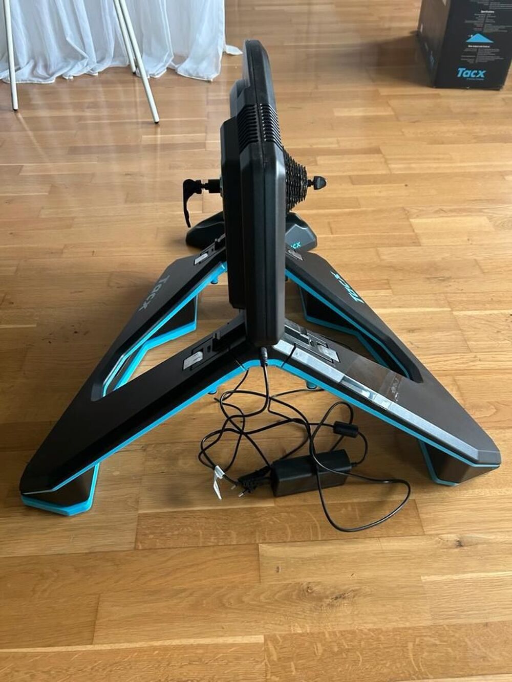 Tacx NEO 2T avec NEO Motion Plates, &eacute;tat impeccable. Sports