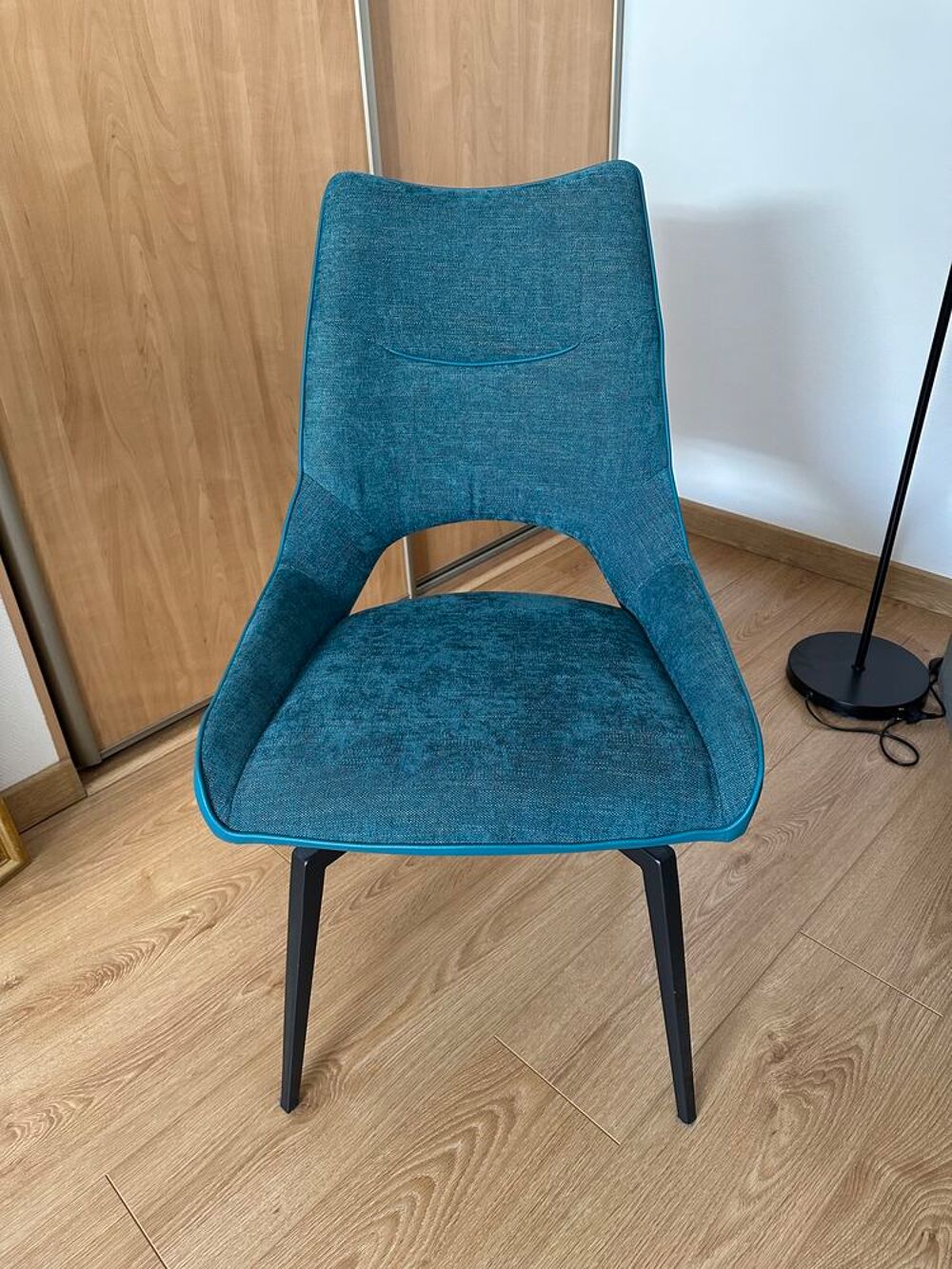 Ensemble de 6 chaises design pieds m&eacute;tal noir FURTIF Meubles