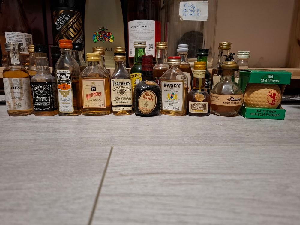 Une 60 taine Mignonnettes whisky pleine 