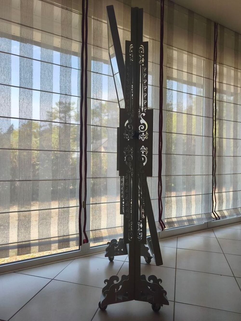 Miroir psych&eacute; sur pied en m&eacute;tal &agrave; roulettes
Décoration