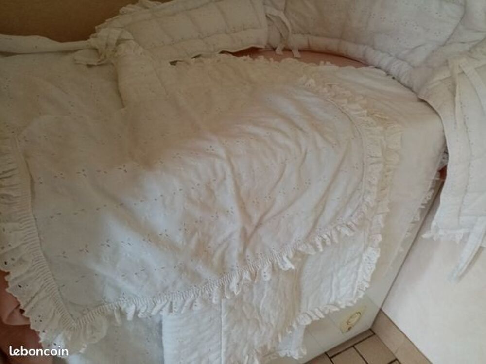 Tr&egrave;s belle parure compl&egrave;te en broderie anglaise prix 45euros Puériculture