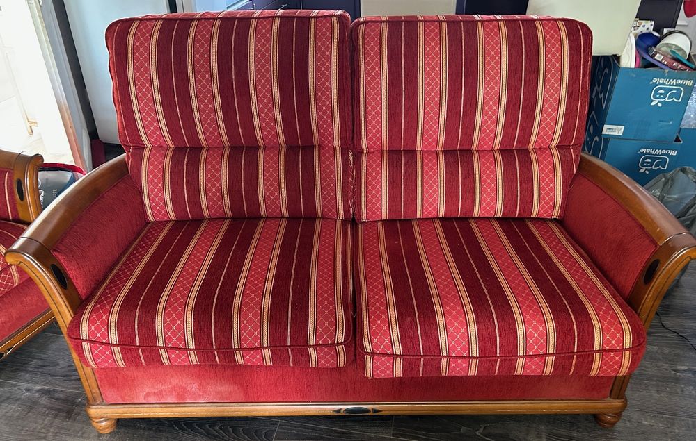 2 fauteuils 1 canap&eacute; 1 pouf 1table basse Meubles