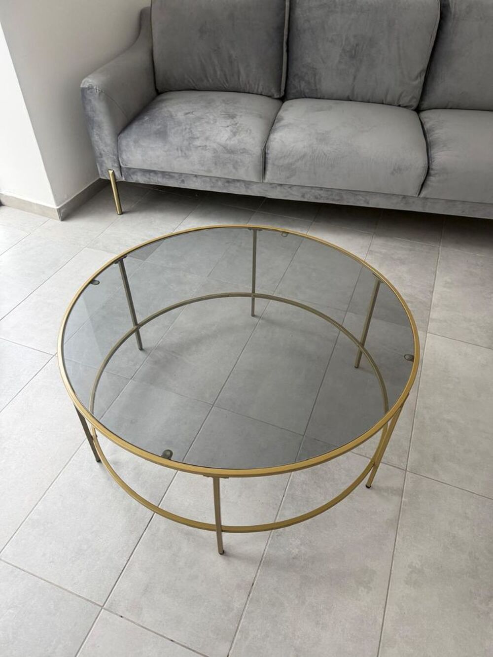 Canap&eacute; gris tissu et une table en verre Meubles