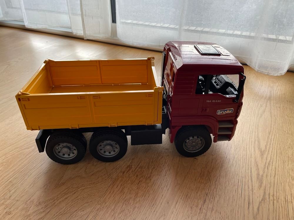 Camion benne Bruder sur porteur MAN 
Jeux / jouets