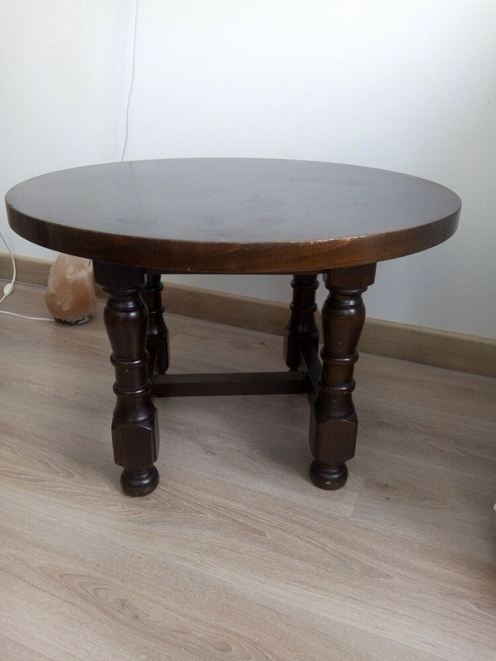 Table ronde basse en bois brut Décoration