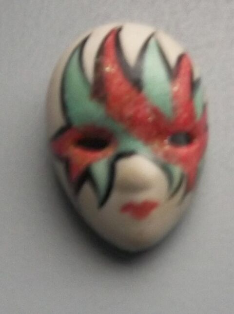 Broches masque style v�nitien 5 Colombier-Fontaine (25)