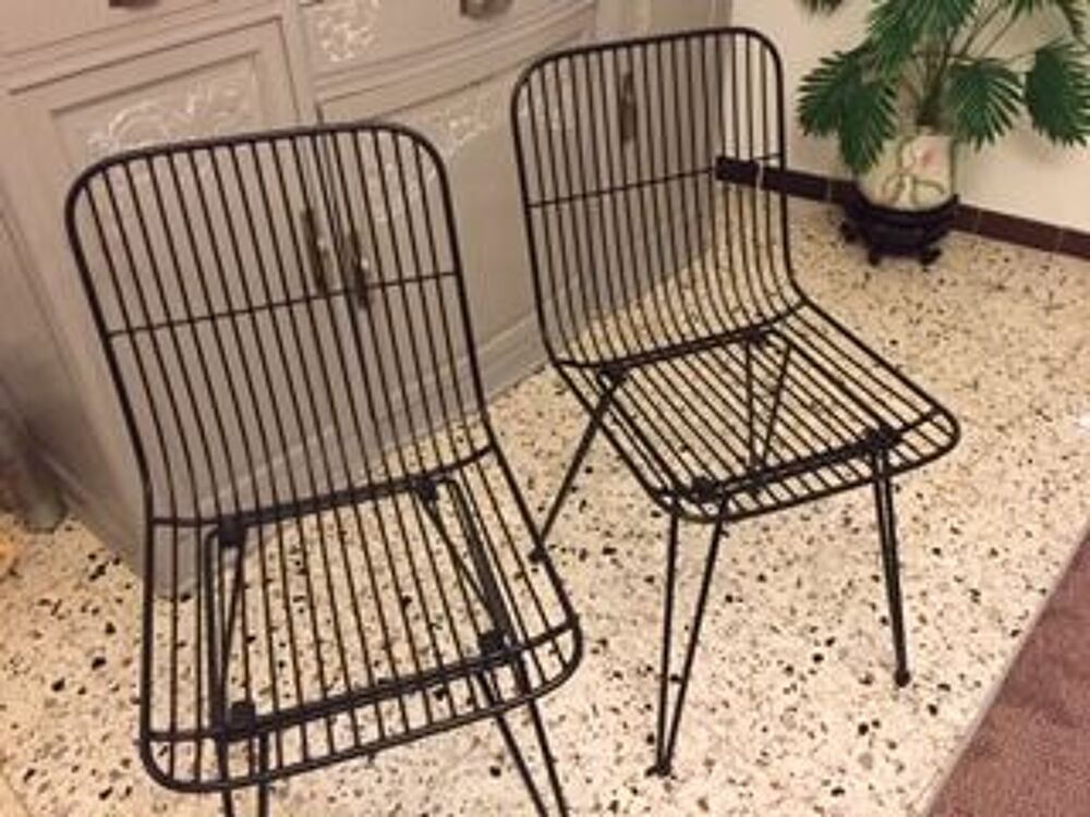 4 chaises noires &agrave; 2 design diff&eacute;rents Meubles
