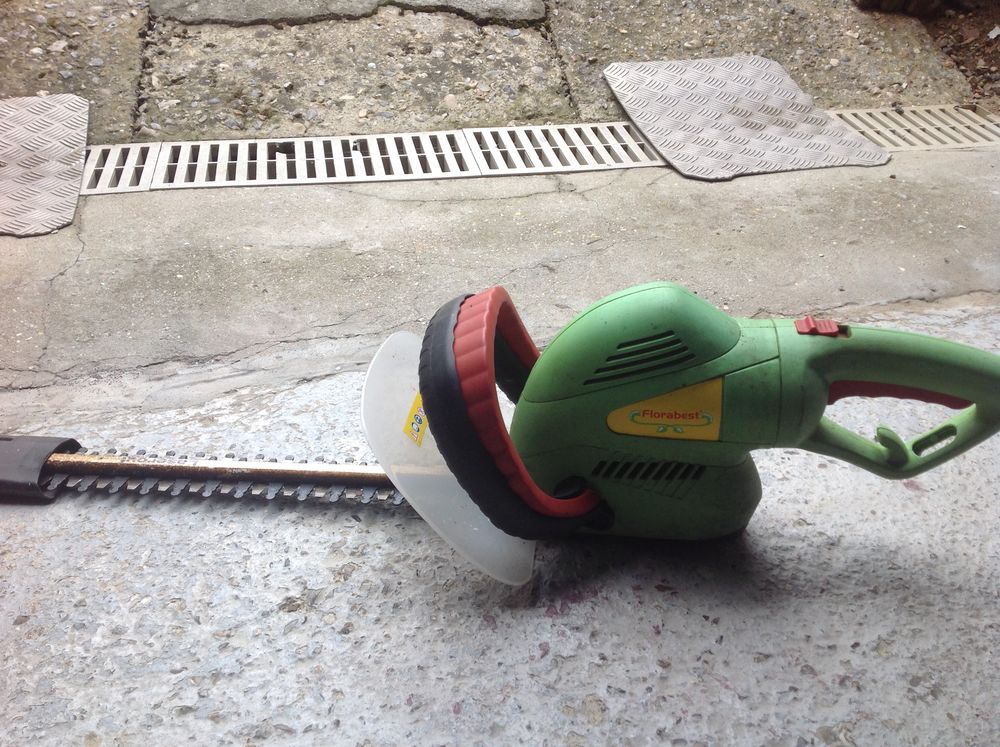 Taille haie et souffleur de feuilles Jardin