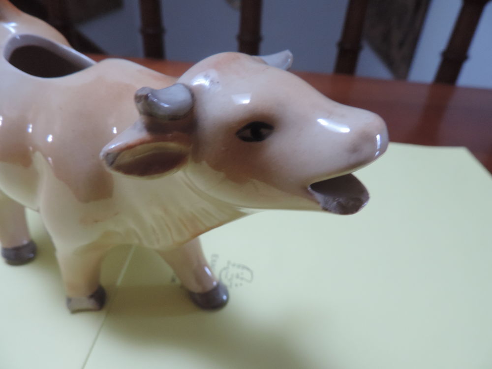 "VACHE BRETONNE" - EN PORCELAINE - ANNEE 1947/1948. D�coration