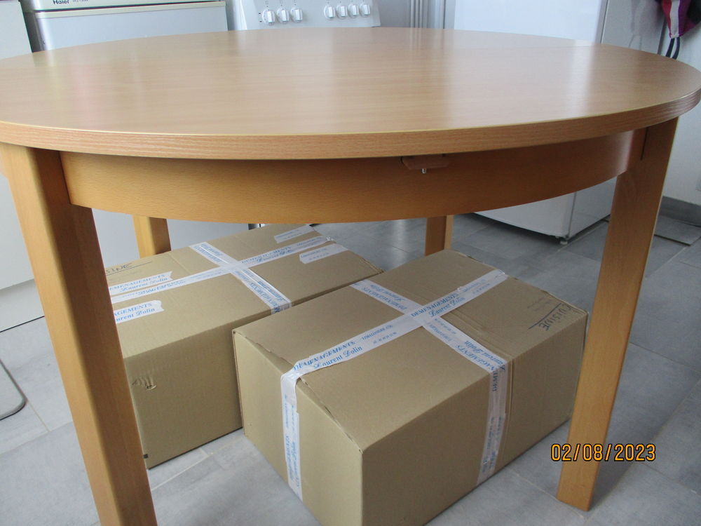 TABLE RONDE diam&egrave;tre 115 cm, en BOIS MASSIF
+ RALLONGE 50 cm Meubles