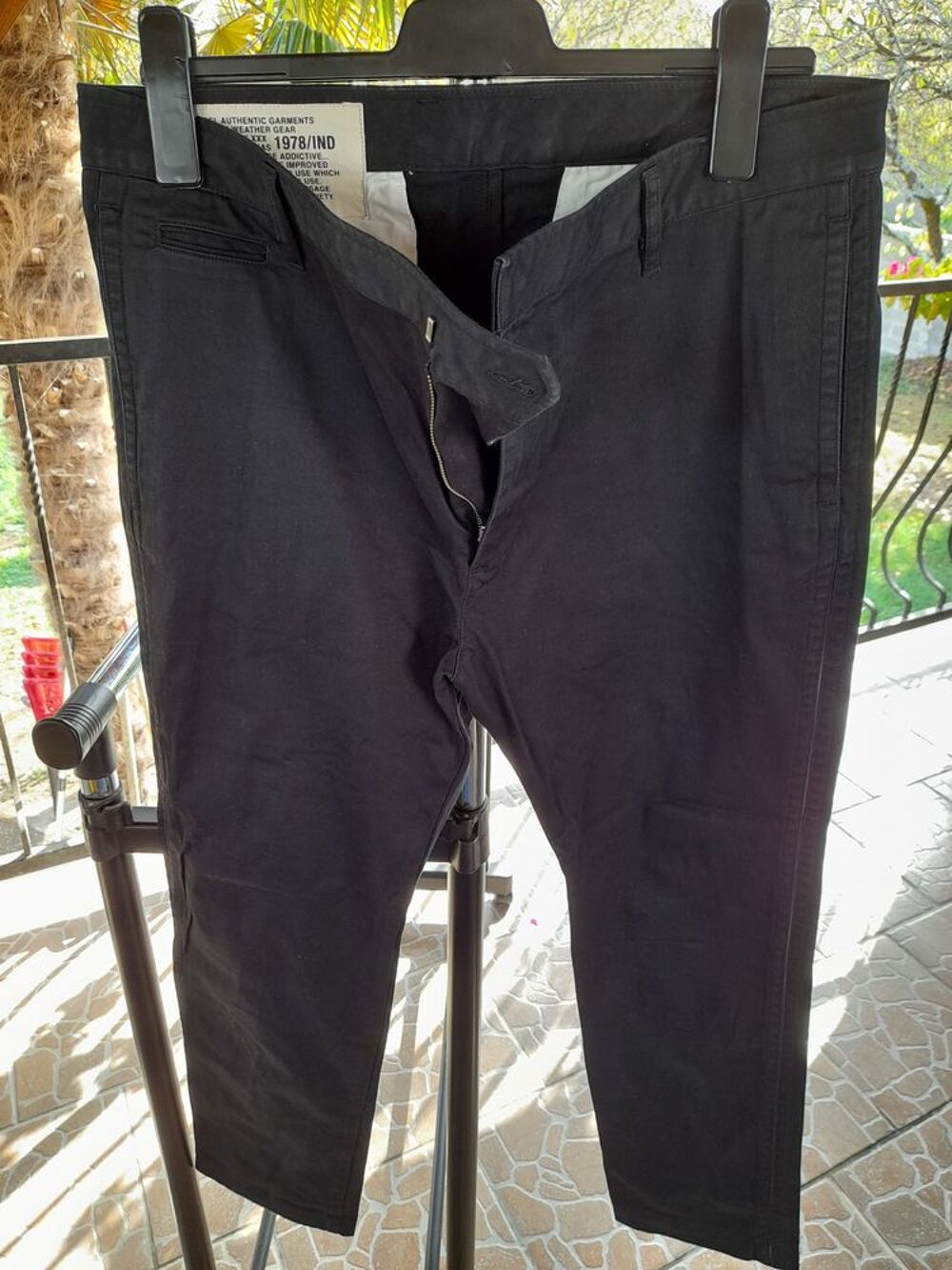 Pantalon jean DIESEL neuf. Vêtements