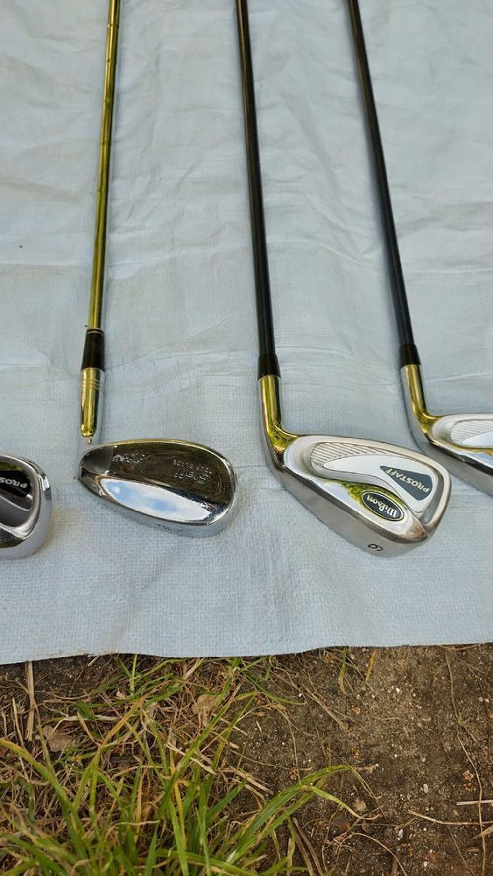 6 club de golf pour droitier avec un sac en Wilson,avec des balles et des tees . Sports