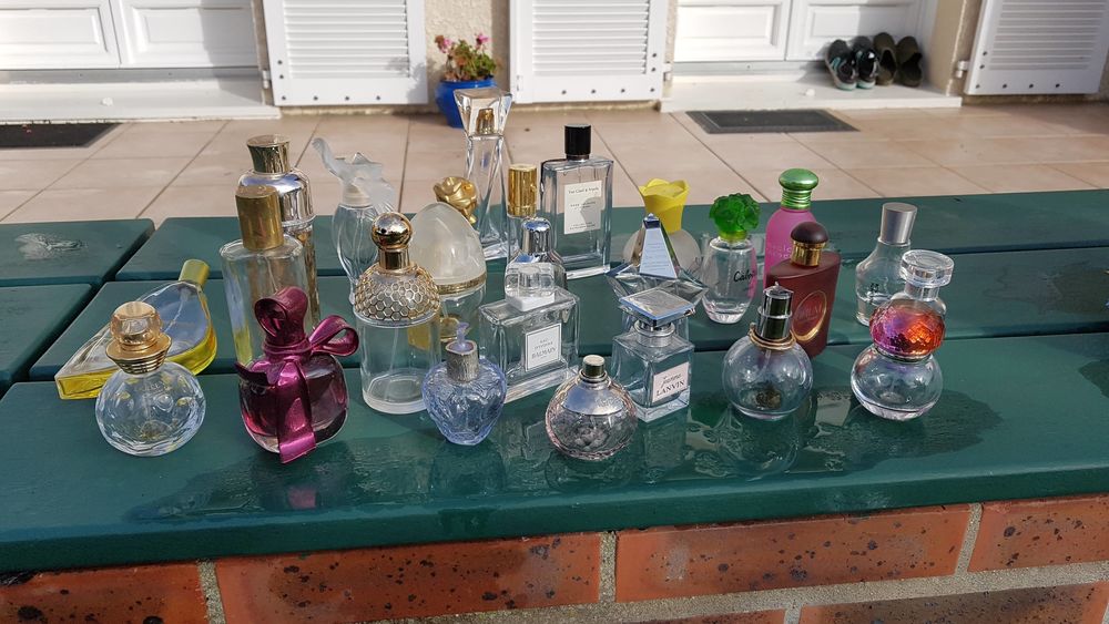 
FLACONS DE PARFUM VIDES POUR COLLECTION Décoration