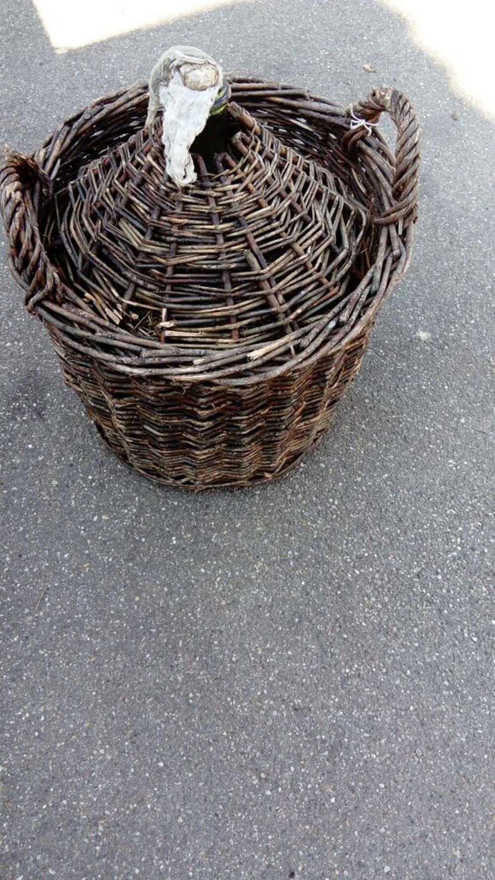 Bonbonne dame jeanne 20litres dans corbeille en osier avec bouchon prix 75 euros curieux s abstenir Jardin