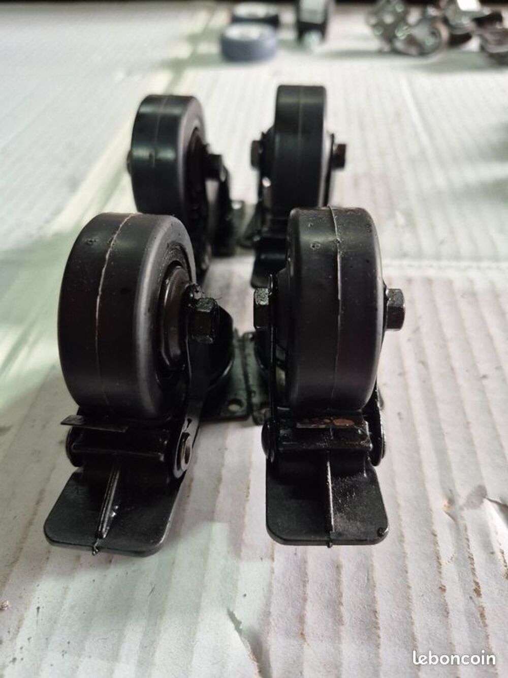 Lot de 4 roulettes pivotante &Oslash;75 mm &agrave; platine Bricolage