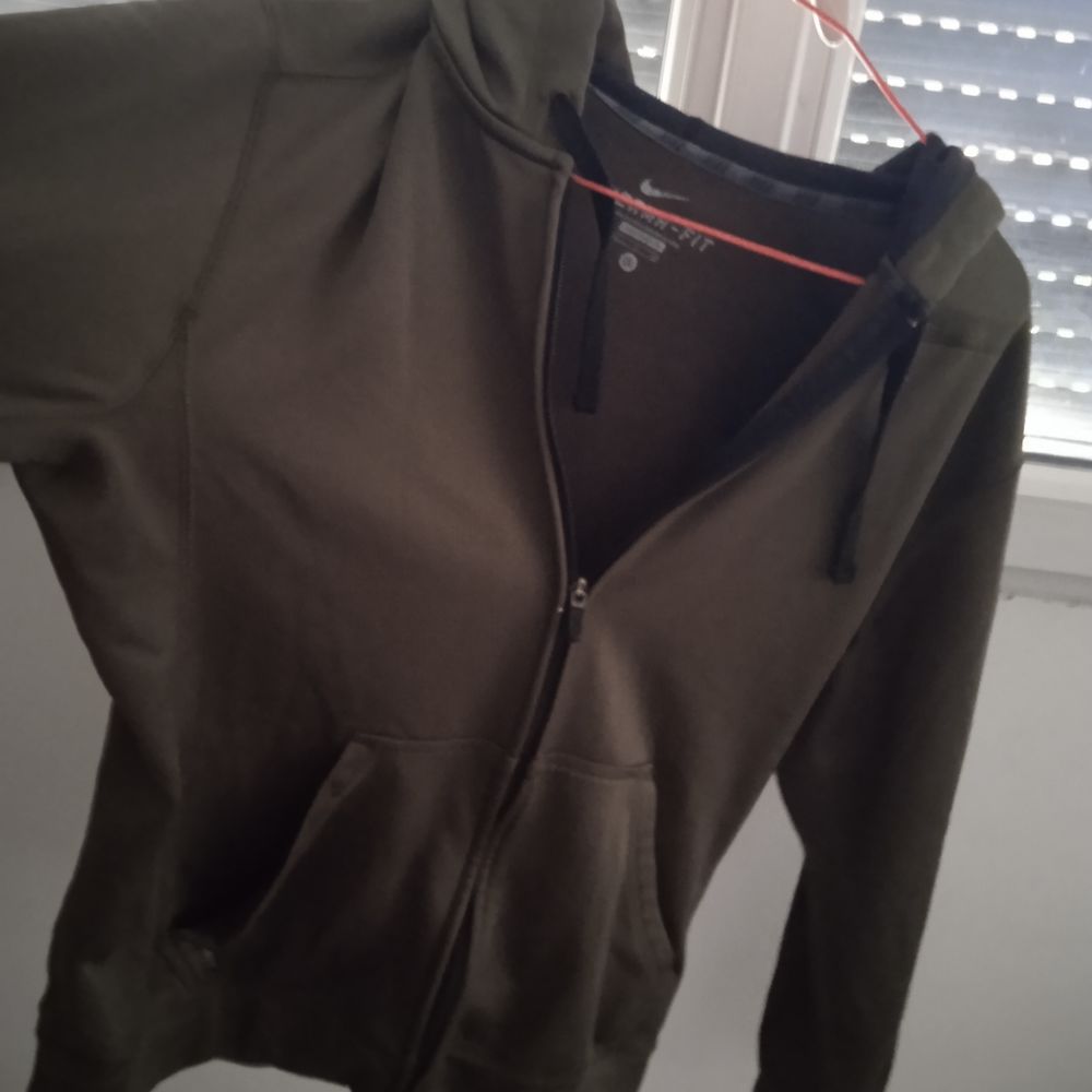 Veste jogging kaki marque Nike Taille S Therma Fit, avec cap Vêtements