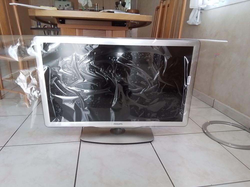 T&eacute;l&eacute;viseur 102 cm Photos/Video/TV