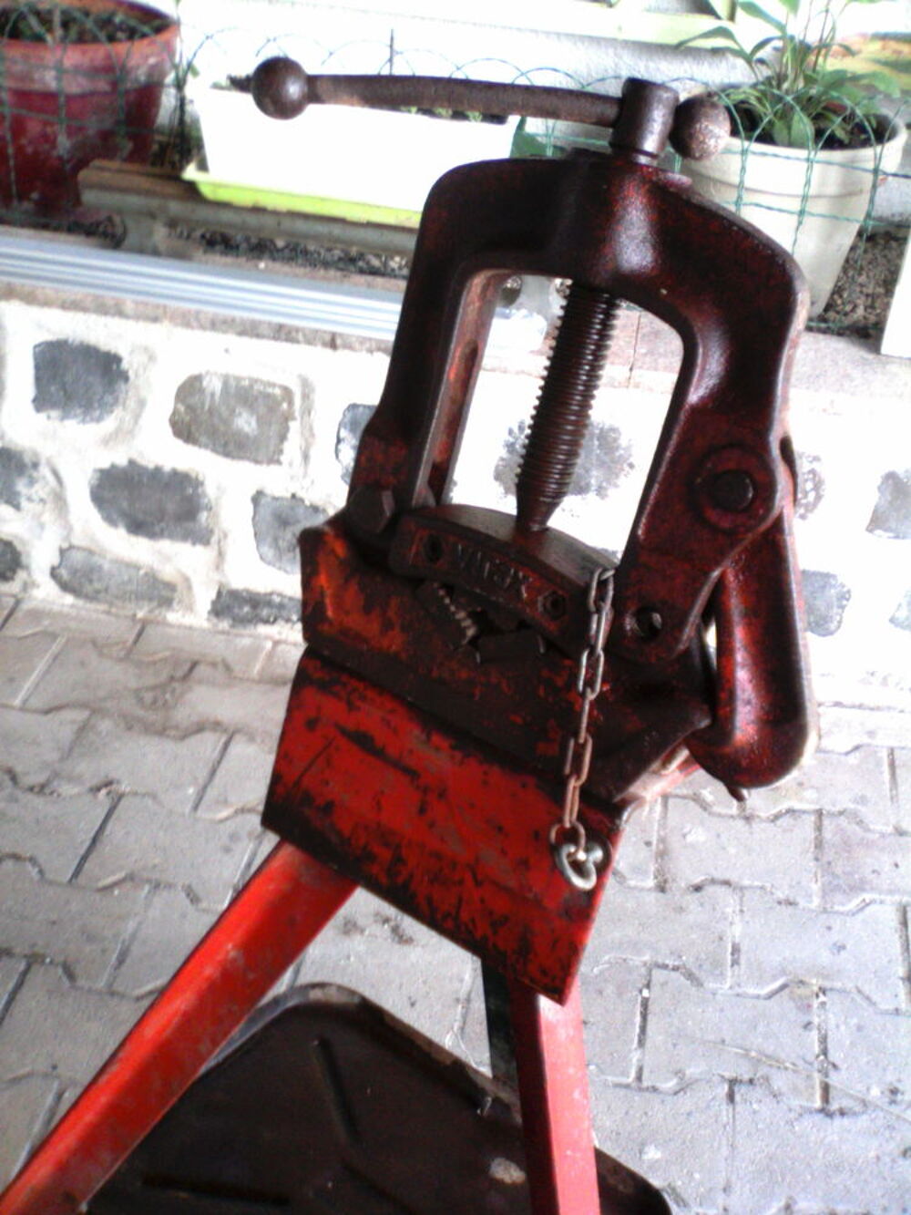 ETAU/SERRE TUBE SUR PIED Bricolage