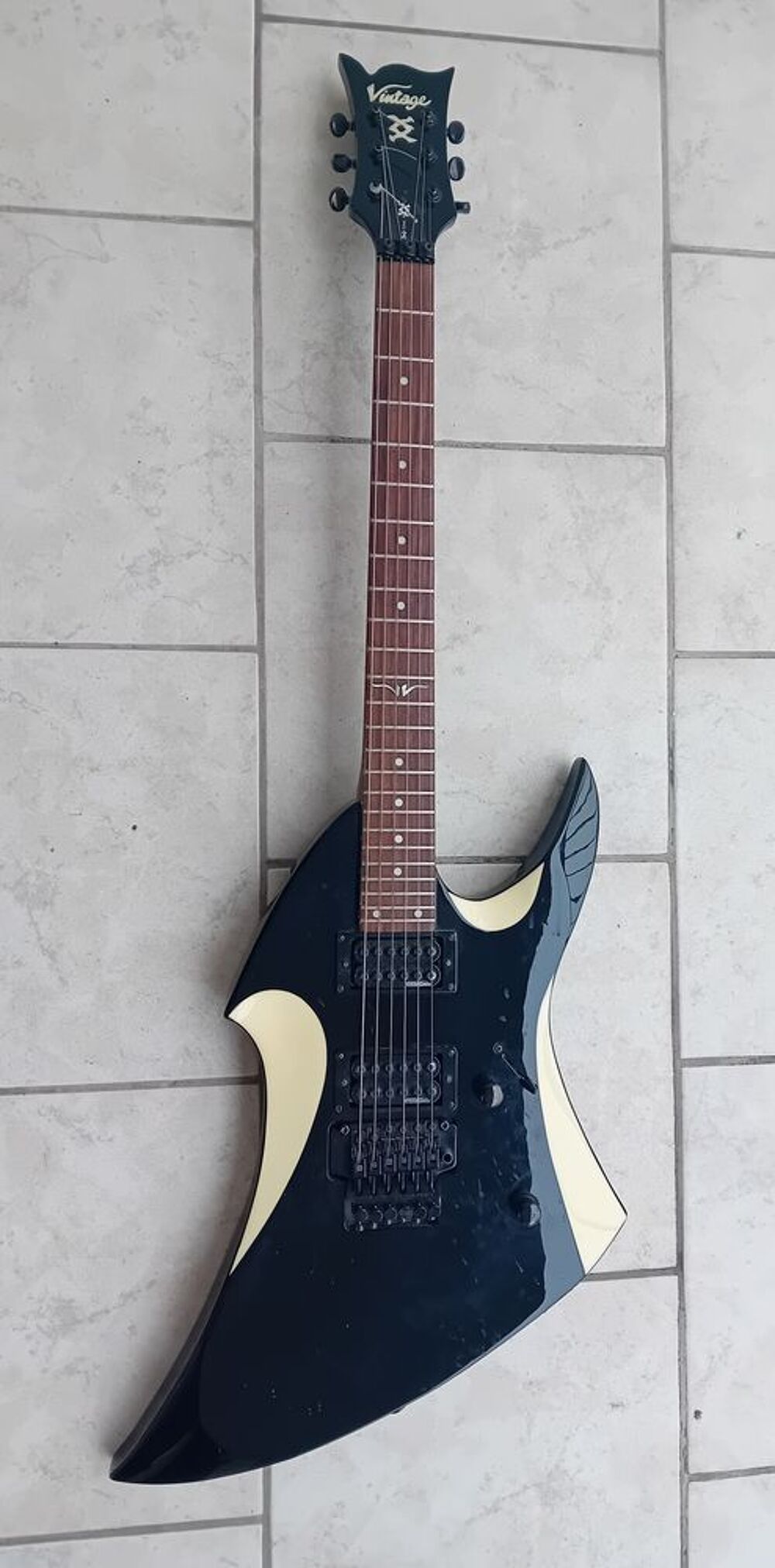 Guitare &eacute;lectrique marque Vintage Metal Axe, vmx Instruments de musique