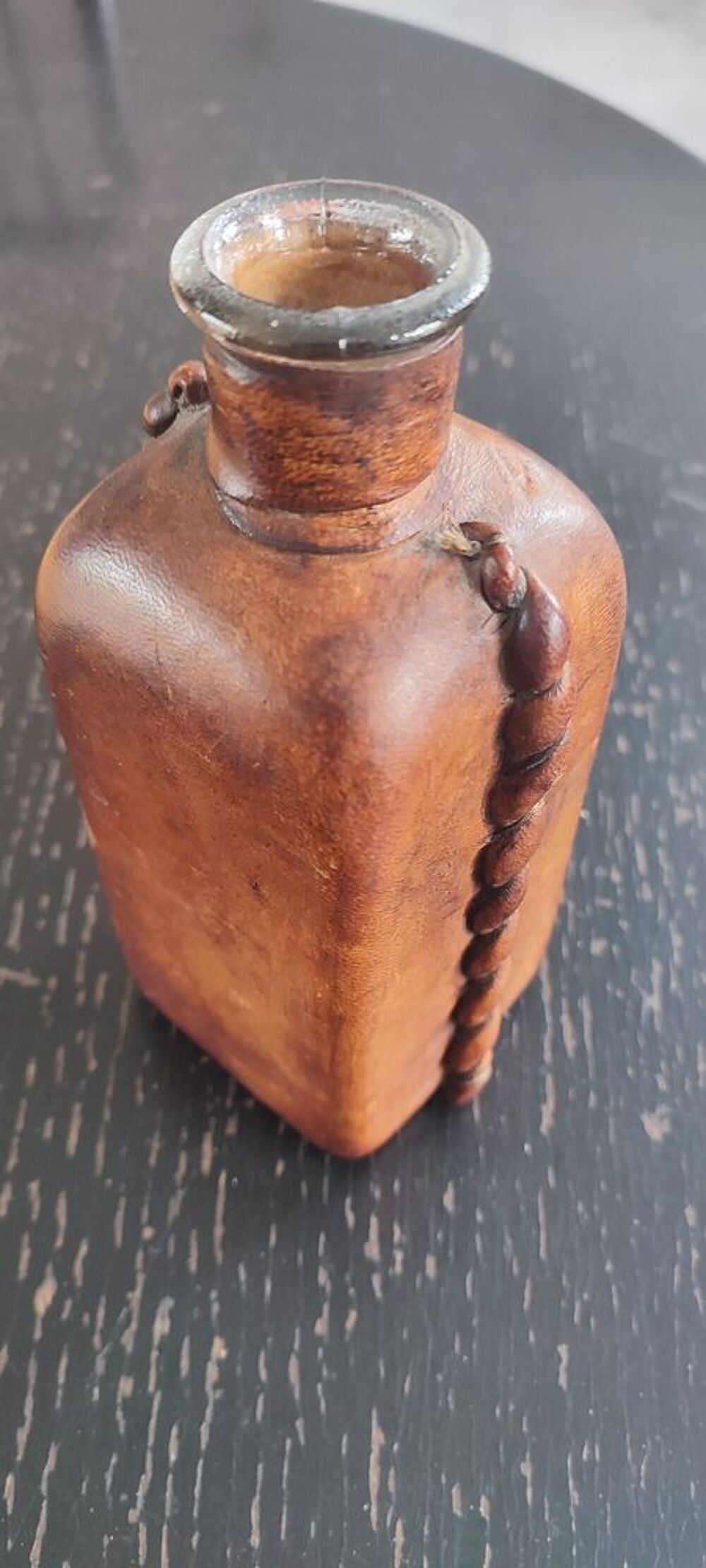 Carafe ancienne envelopp&eacute;e de cuir 