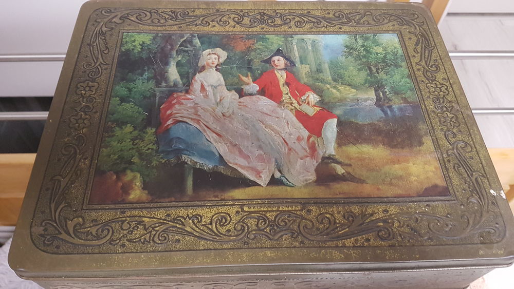 Ancienne bo&icirc;te en t&ocirc;le gauffr&eacute;e 