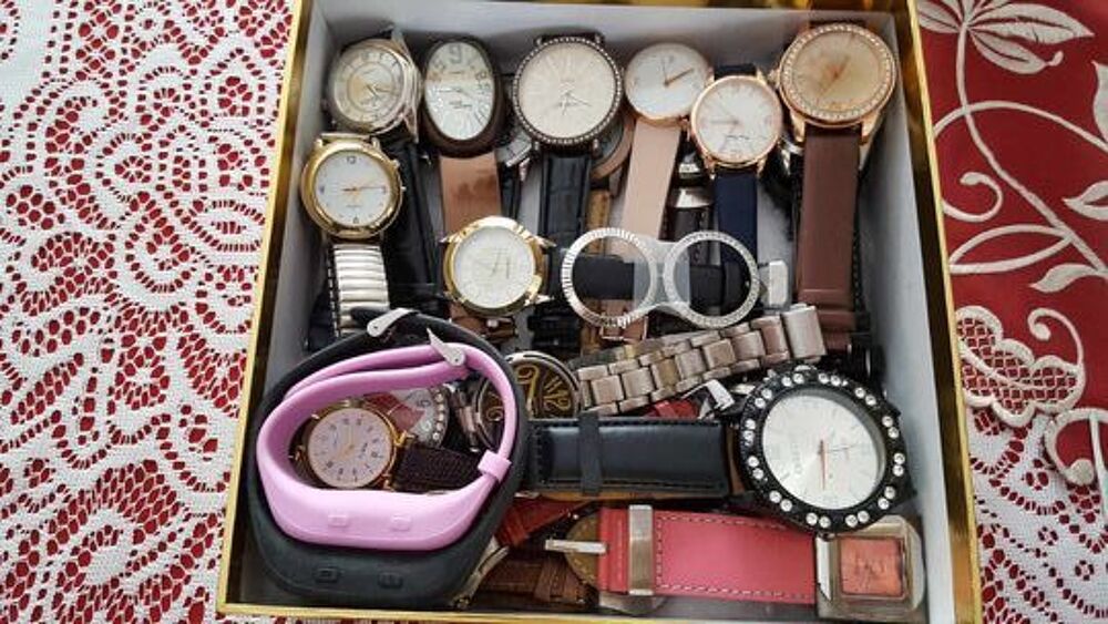 Lot de 25 montres styl&eacute;es de valeur N&deg; 1170 Bijoux et montres