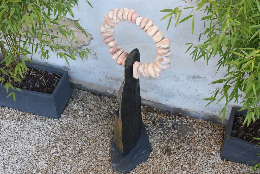 Sculpture Statue Jardin en Galets z&eacute;br&eacute;es beiges et roses Jardin