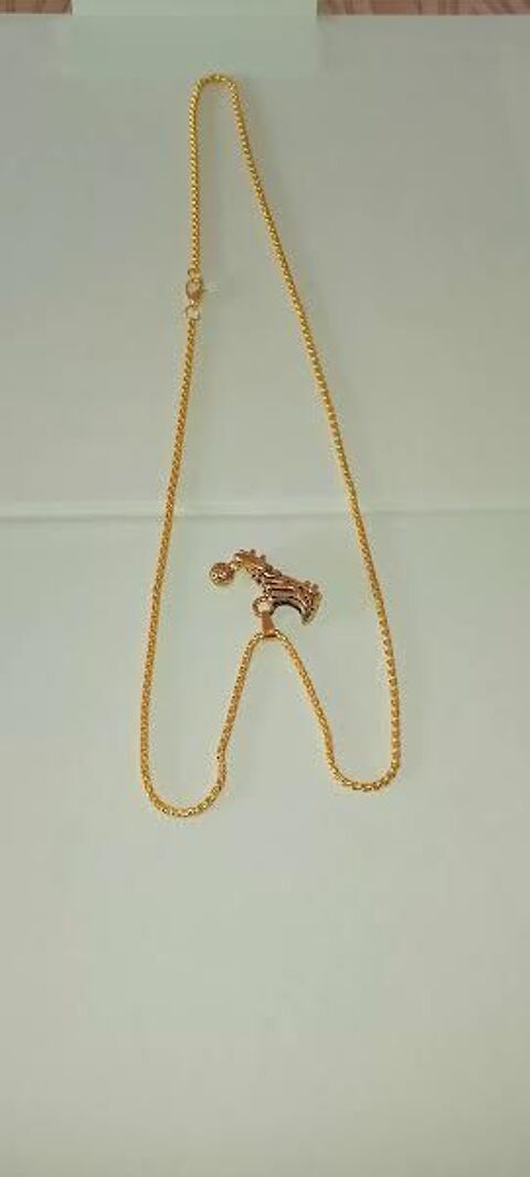 Collier dor� crampon de football avec ballon Bijoux fantaisi 8 N�mes (30)