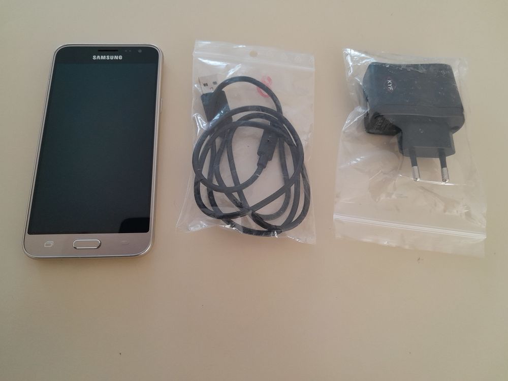 Portable Samsung Galaxy J3 SM-J320FN Tlphones et tablettes