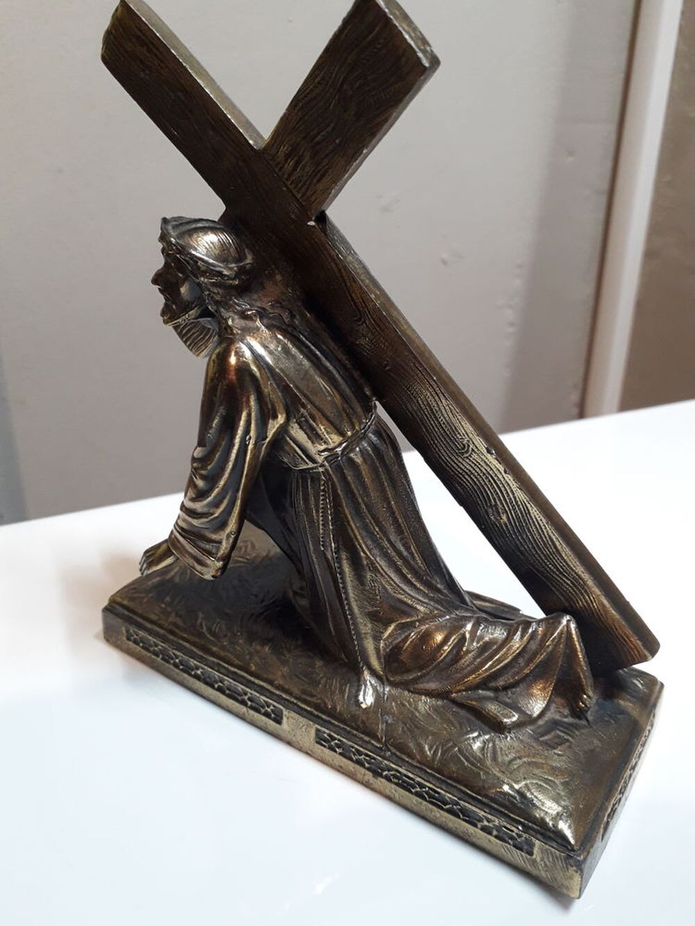 Statue de J&eacute;sus portant sa croix 