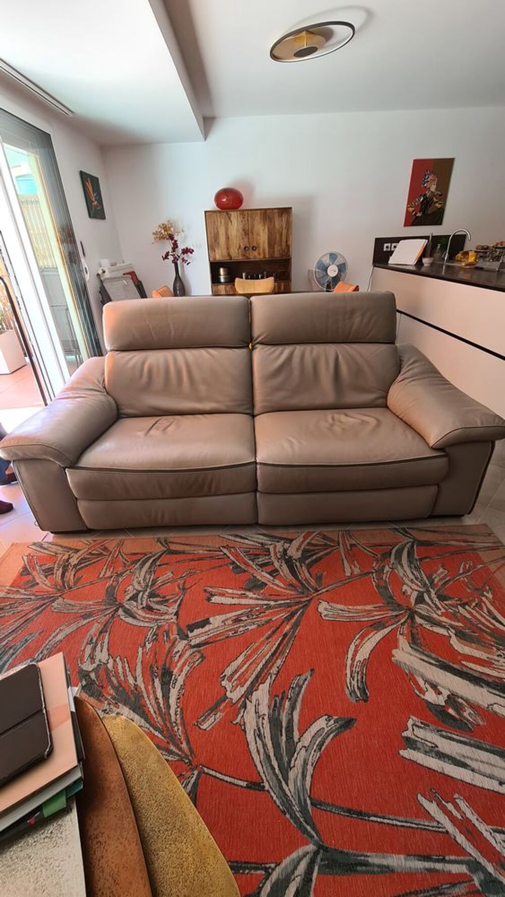 canap&eacute; &eacute;lectrique en cuir beige. Meubles