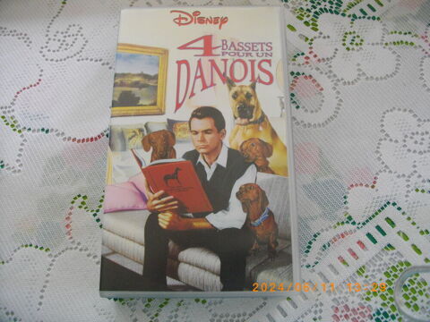 Cassette vidéo vhs de :  QUATRE BASSETS POUR UN DANOIS  5 Perros-Guirec (22)