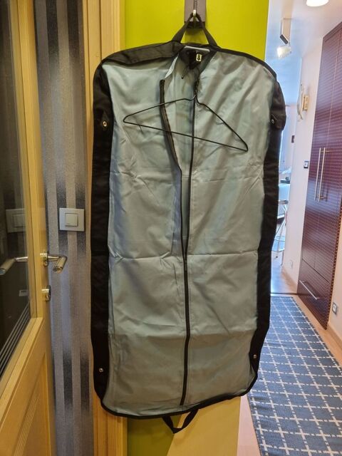 Porte-habits Delsey. 20 Saint-Ouen-l'Aum�ne (95)