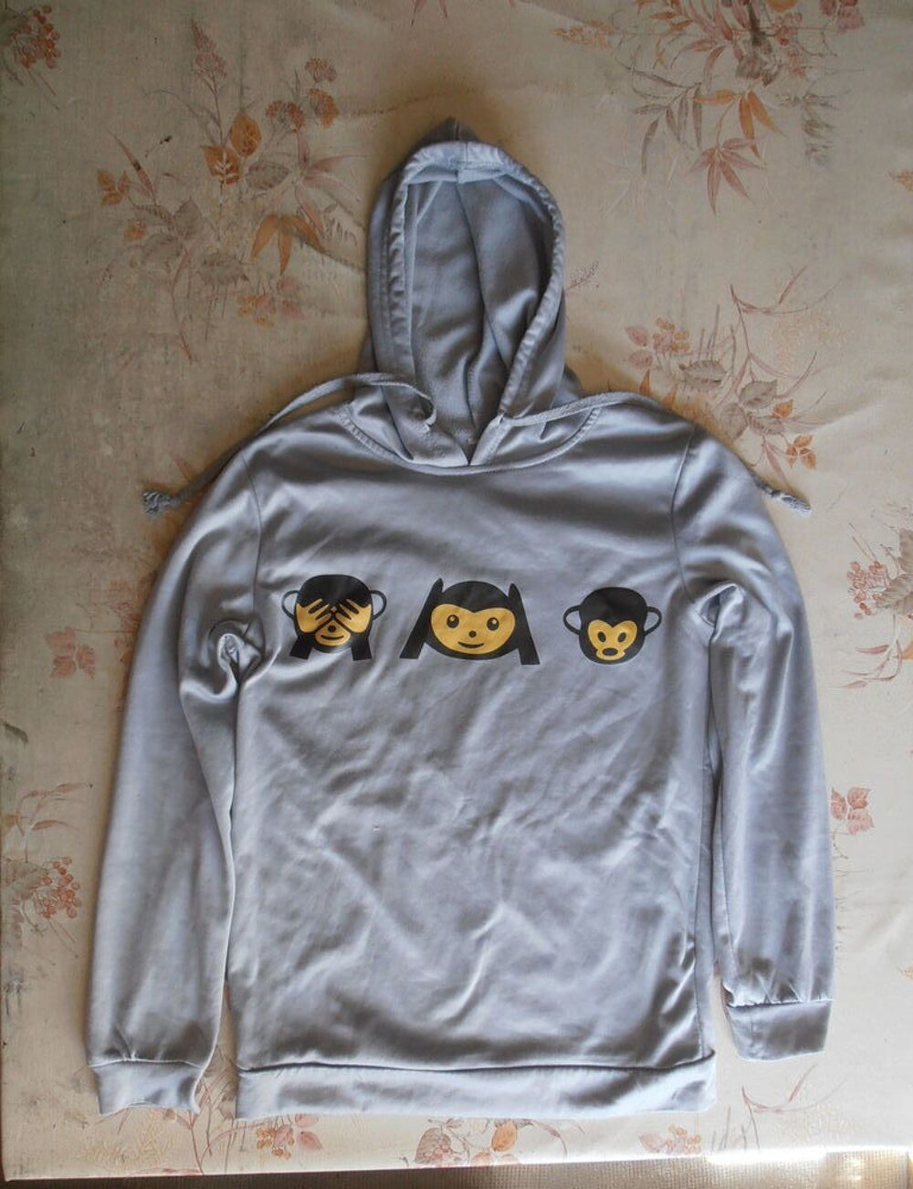 Sweat-shirt a capuche gris avec motifs imprim&eacute;s Taille M
Vêtements