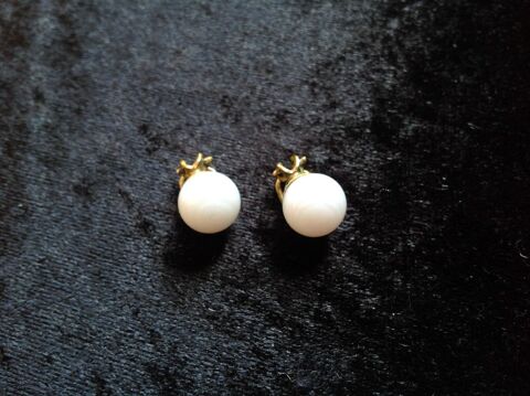 BOUCLES D'OREILLES PERLE BLANCHE EN VERRE Envoi Possible
5 Tr�gunc (29)