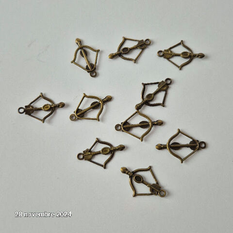 Lot de 10 breloques , pendentifs arbalète  ou arc en bronze 3 Saumur (49)