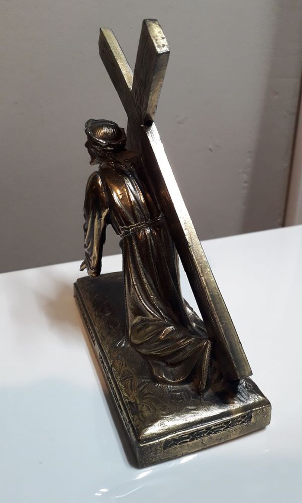 Statue de J&eacute;sus portant sa croix 