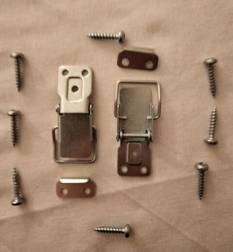 Lot de 2 fermetures � levier. 7 Vierzon (18)